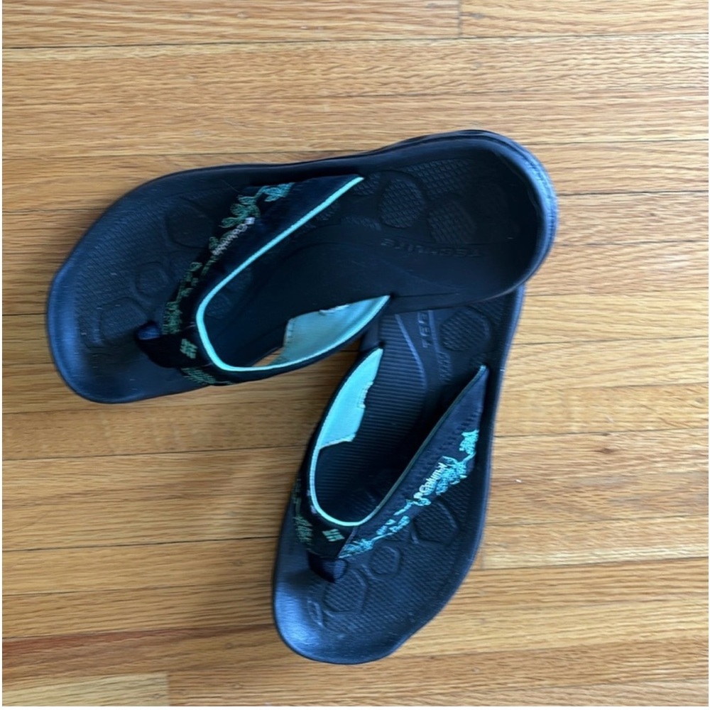 COLUMBIA Techsun H20 flip with Techlite foot bed Black-Like Strap. Size 6